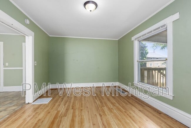 Building Photo - 1051 Pine Ave NW