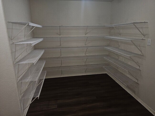 Building Photo - Huge House in a great area