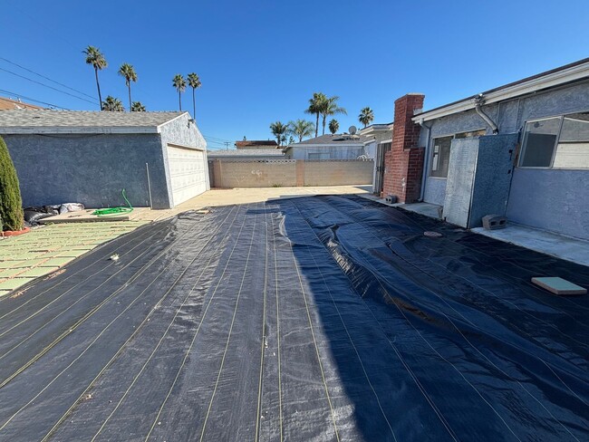 Building Photo - Affordable 3 bedroom home available now in Bellflower