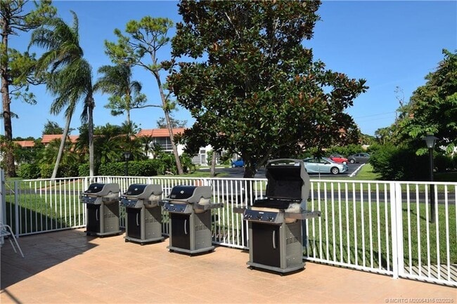 Building Photo - 2600 SE Ocean Blvd