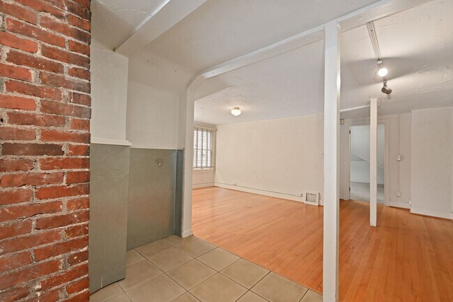 Building Photo - 1509 10th Ave W