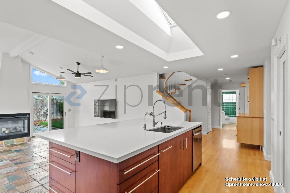 Building Photo - 475 Roading Dr