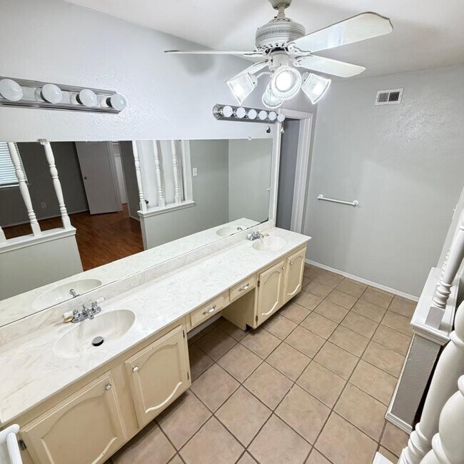 Building Photo - 1721 Brazoria Dr
