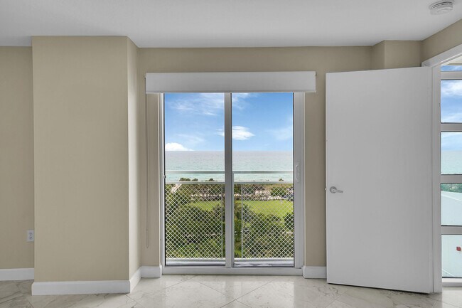 Building Photo - 7600 Collins Ave