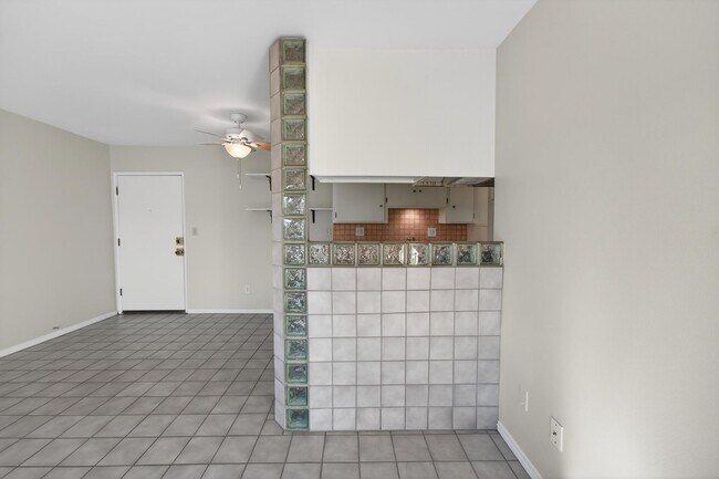 Building Photo - Gorgeous 2 Bedroom inside Gated Community! Close to Beach