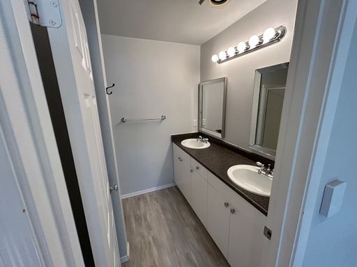 Building Photo - Gorgeous 2 bedroom 2 bath townhome available now!