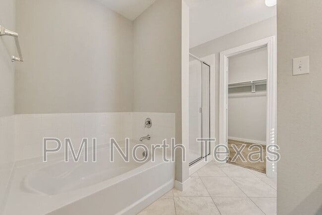 Building Photo - 1900 Spoonbill Dr