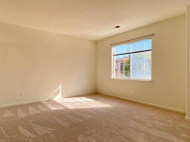 Building Photo - Fresh Interior Paint, Carpeting - Dogs und...