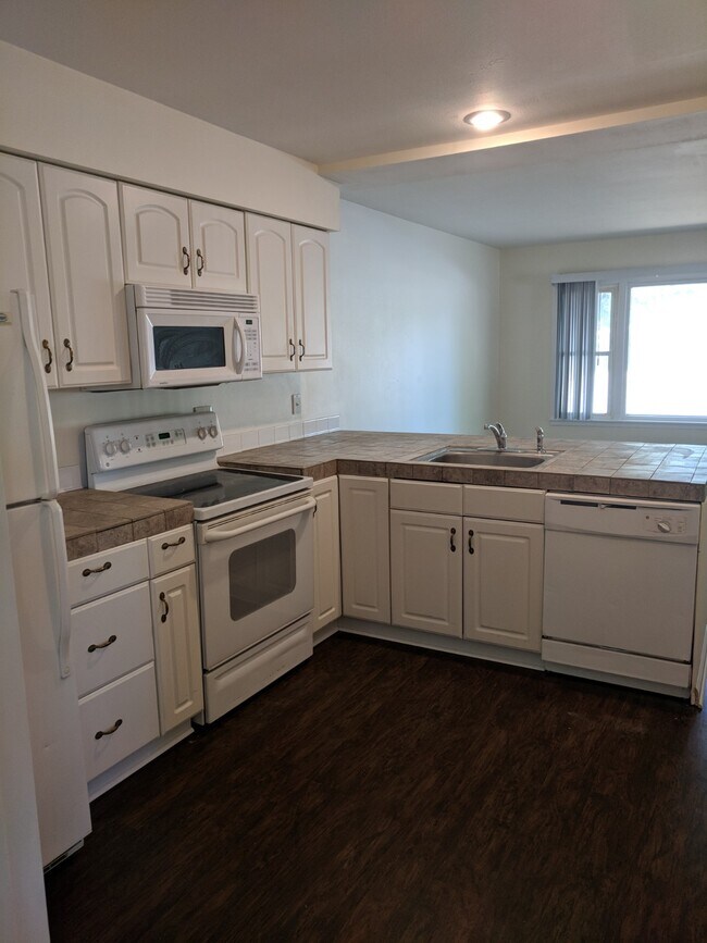 Kitchen with dishwasher - 2622 Melrose Ave