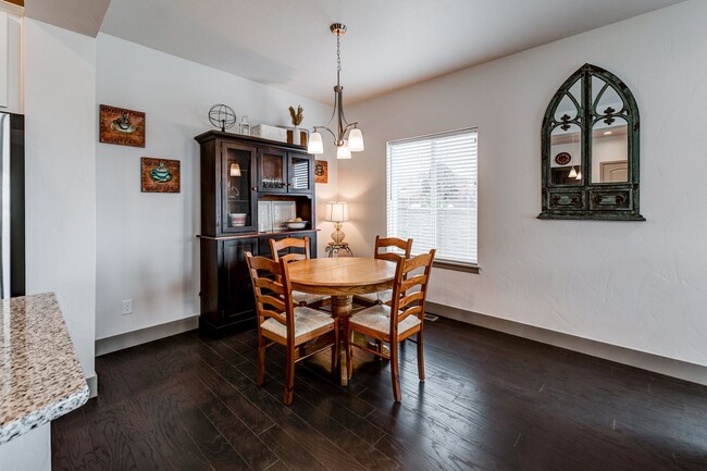 Building Photo - 2 Bedroom Luxury townhome