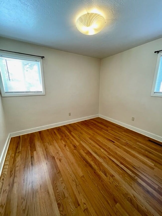 Building Photo - Wonderful Single Level Updated home with A/C!