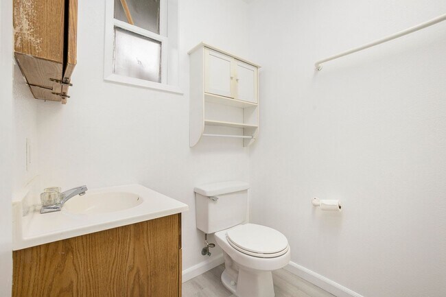 Building Photo - 1712 Stanton St - 2 bedroom | 1 bath | Low...