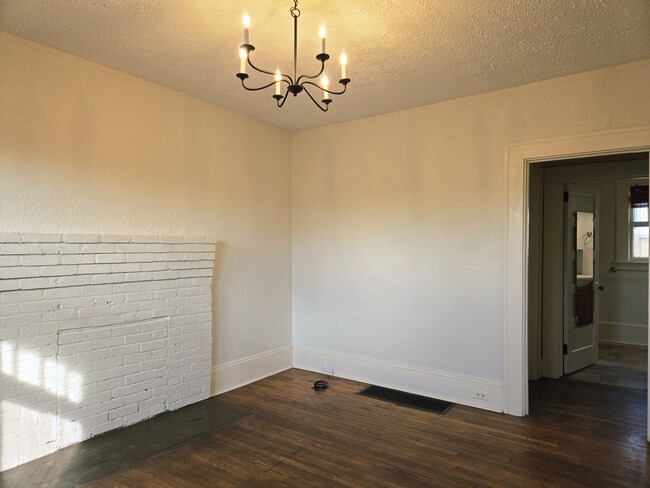 Building Photo - 12 E Chestnut St