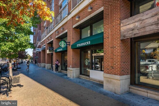Building Photo - 1390 Kenyon St NW