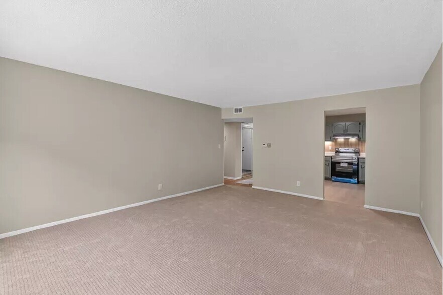 Building Photo - 2101 Chateau Ct