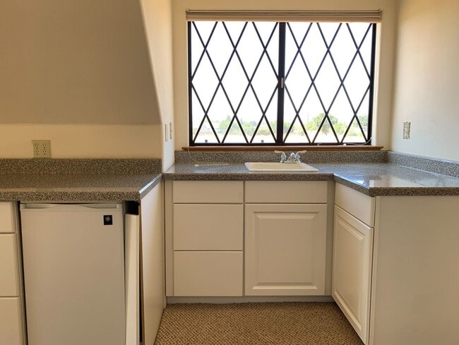Building Photo - 2 Bedroom Country Home in Hollister