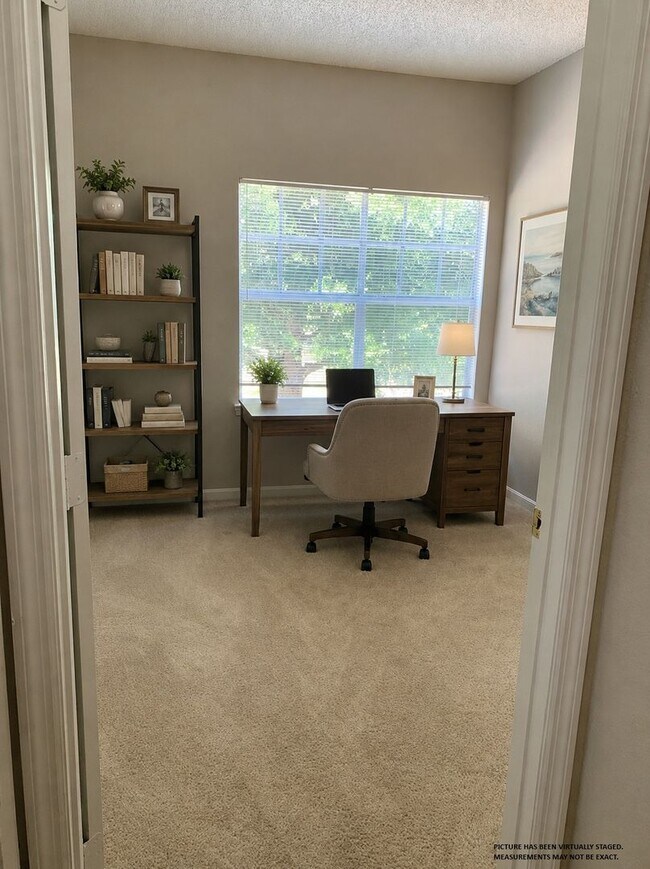 Building Photo - 2/2, 2nd floor unit in gated, Sanford community