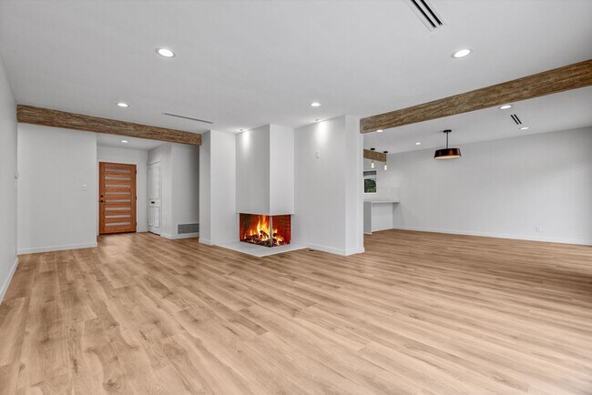 Building Photo - BEAUTIFULLY REMODELED, 5BD/4BA ENTERTAINER...