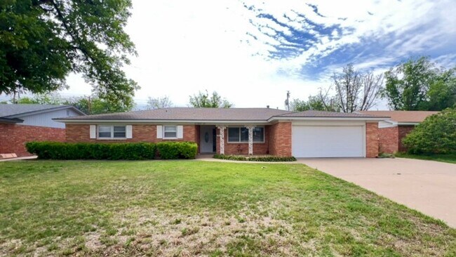 Building Photo - Stunning Large Home