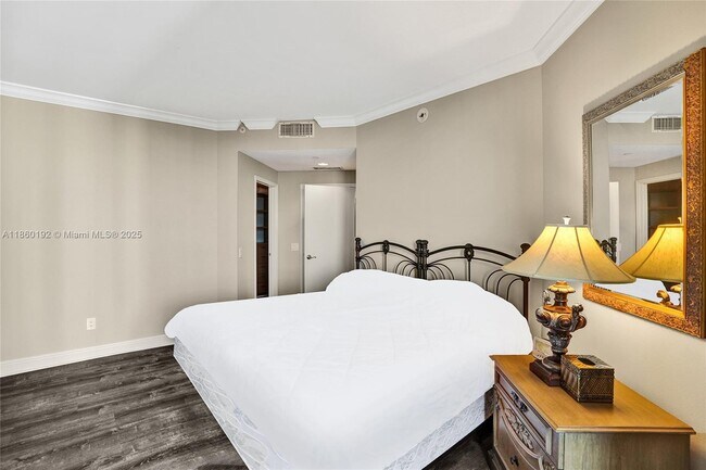 Building Photo - 21050 Point Pl