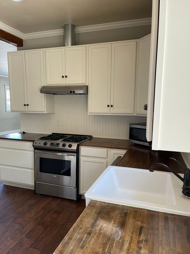 Building Photo - Darling Old Roseville Home - Dog Friendly!