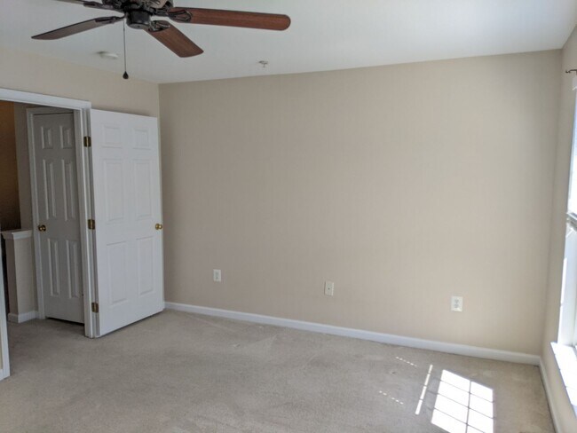 Building Photo - Updated condo in Ballenger Creek available in June!
