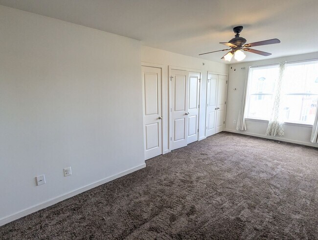 Building Photo - Modern 4 level townhouse available for imm...