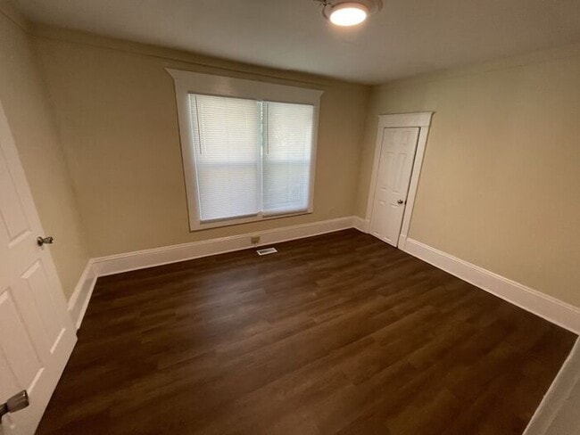 Building Photo - 1BD 1BA Duplex