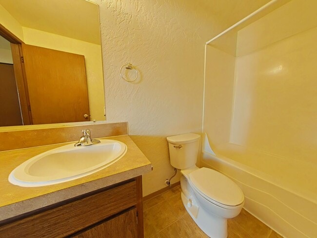 Building Photo - 2 Bedroom Townhouse ~ Close to Downtown