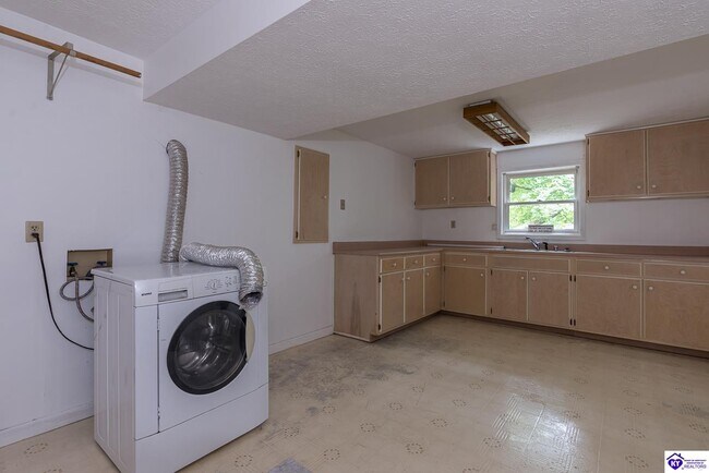 Building Photo - 192 Skyline Dr