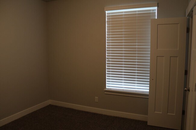 Building Photo - Beautiful Condo in Vineyard