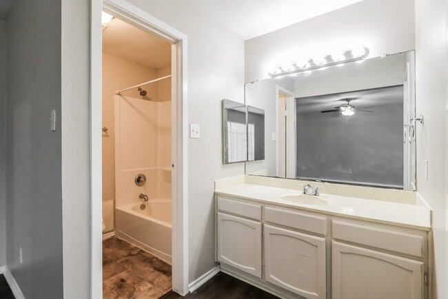 Building Photo - 2703 Wood River Rd