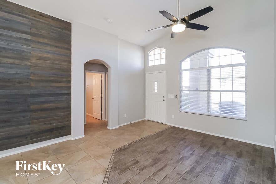 Building Photo - 12557 W Holly St