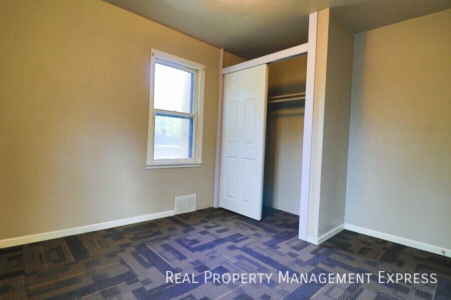 Building Photo - 3 Bed Home w/ Large Garage
