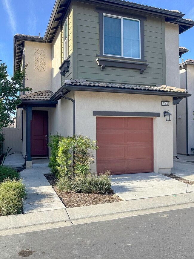 Building Photo - Beautiful Newer Construction,Townhome, 3 Bedroom / 2 Bathroom Home FOR RENT