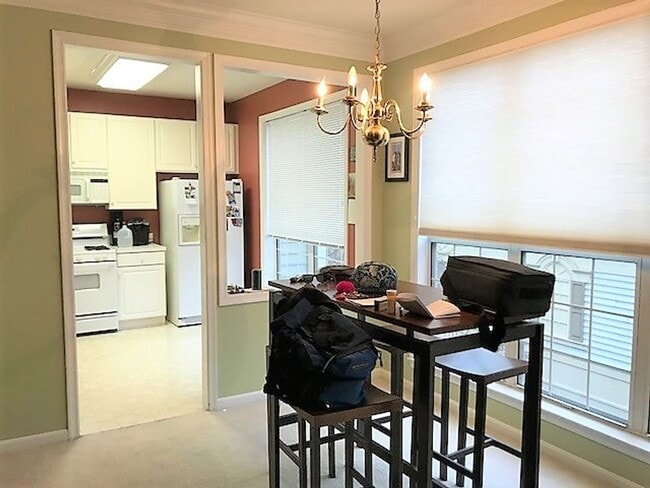 Building Photo - Beautiful Top Floor 2 Level 2 Bed 2.5 Bath...