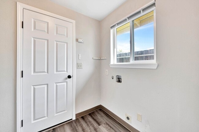 Building Photo - Savage / Ellis Duplex