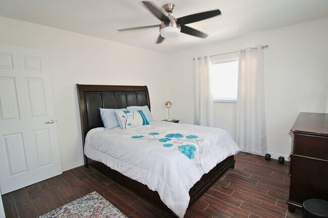 Building Photo - 3 Bed, 2 Bath Furnished Home With Screened...