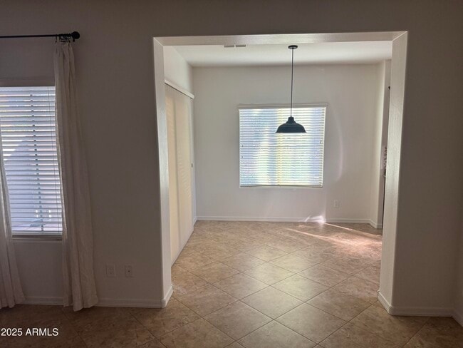 Building Photo - 3670 E Zachary Dr