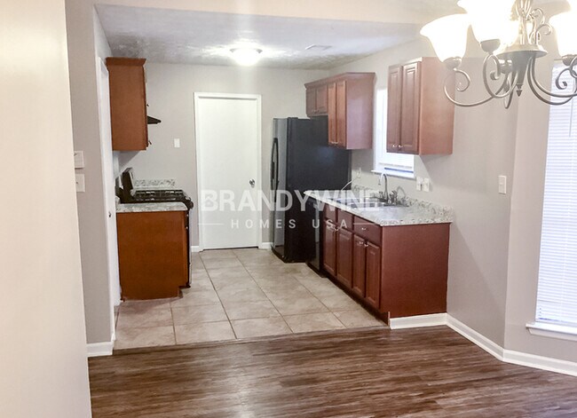 Building Photo - One month FREE RENT