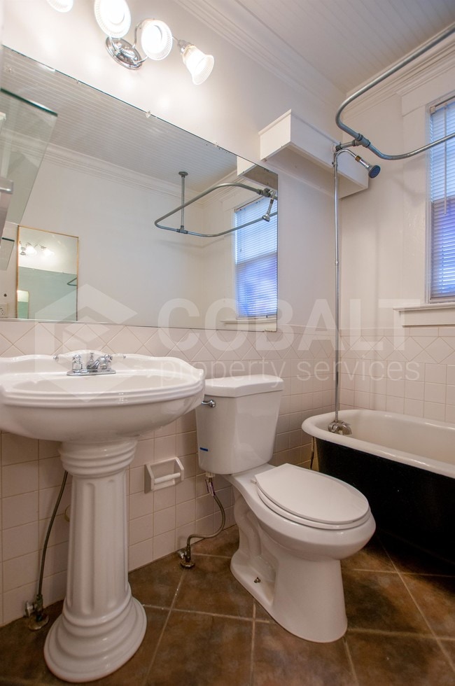 Building Photo - 729 Bonaventure Ave NE