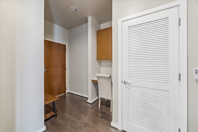 Building Photo - 5925 Almeda Rd