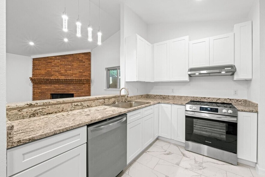 Building Photo - 13934 Mission Valley