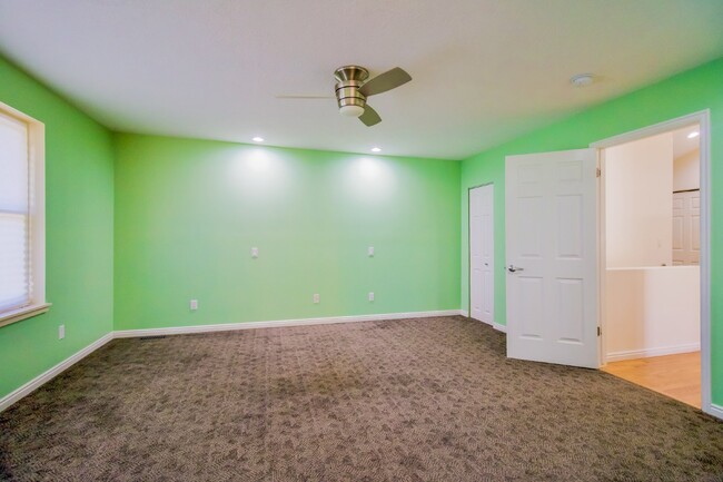 Building Photo - "Luxurious 5-Bedroom Eden Retreat with Sce...