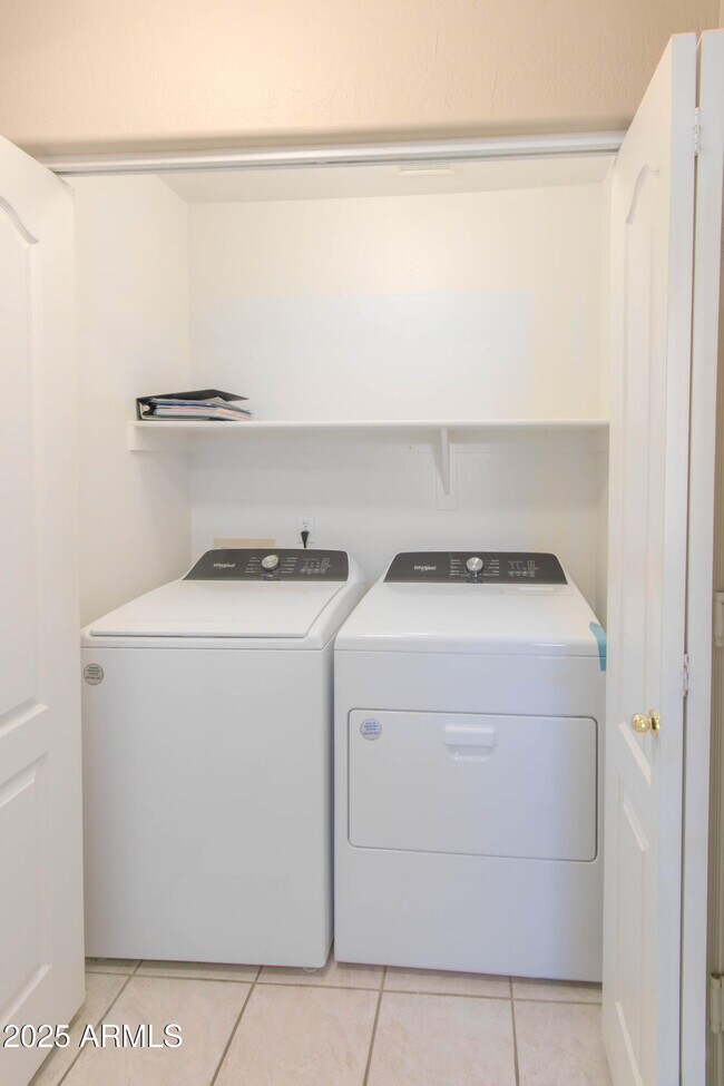 Building Photo - 213 W Caroline Ln