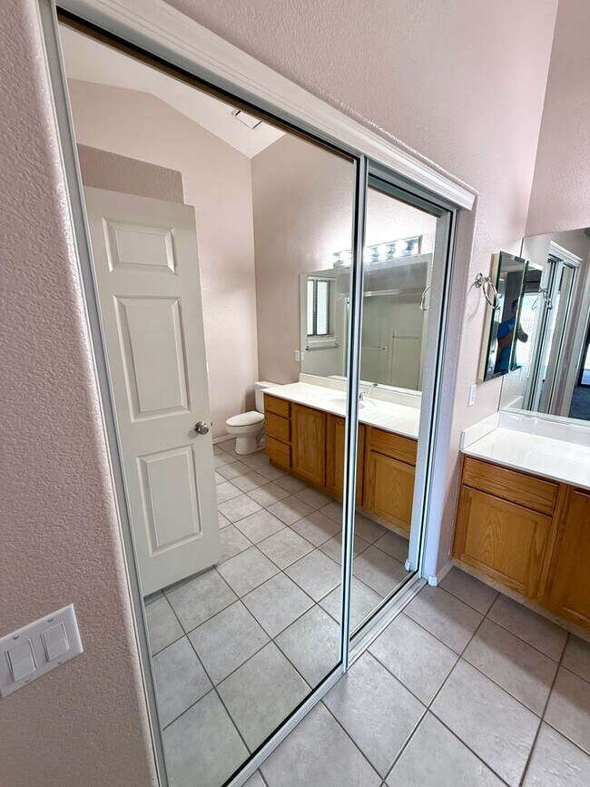 Building Photo - Custom 3 Bedroom, 2.5 Bath Home w/Bonus Ro...