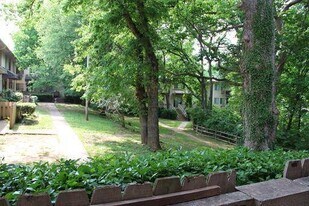 Building Photo - 550 Harding Pl
