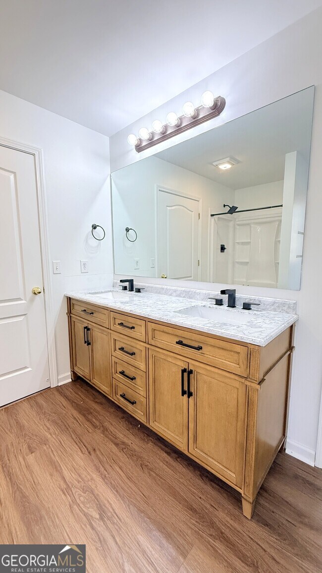 Building Photo - 3395 Woodlake Ln