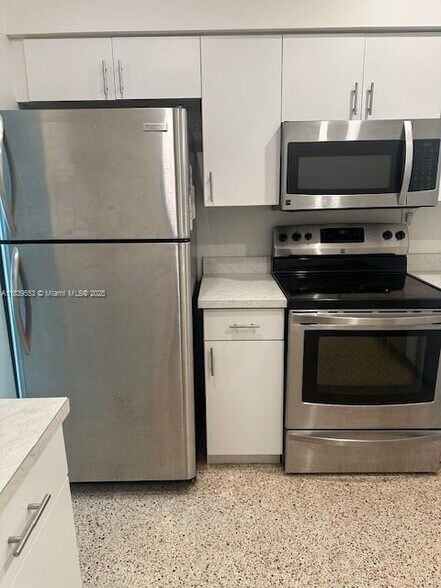 Primary Photo - 6880 SW 77th Ter