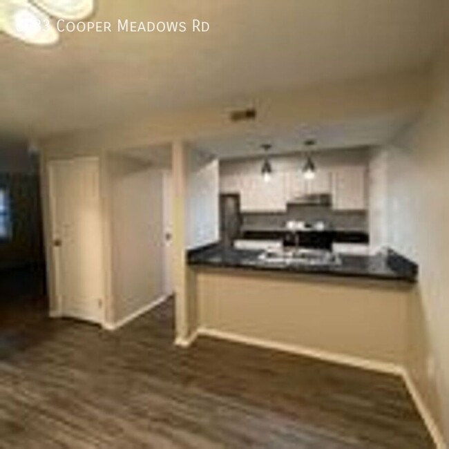 Building Photo - 2 Bed 2.5 Bath - Updated, Scenic, Convenient